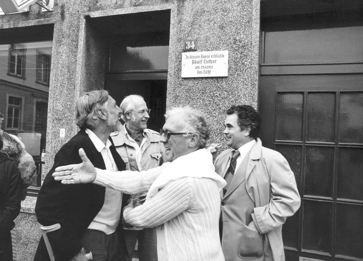 Luther’s birthday on 26 April 1977 in front of the house of his birth in Krefeld-Uerdingen. (Left to right: Herbert Zangs, Werner Ruhnau, Adolf Luther, Heiner Stachelhaus.)